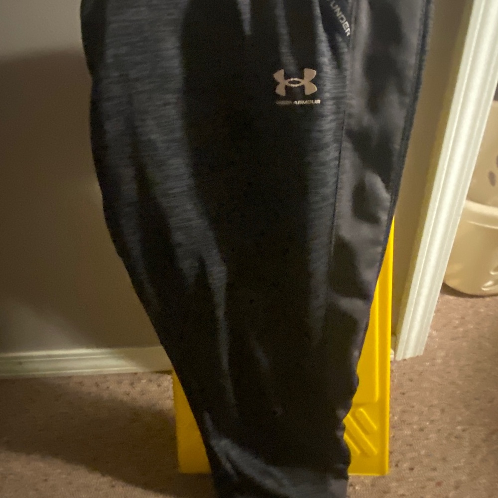 dark grey under armor joggers/sweatpants